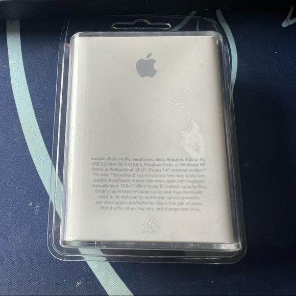 Apple 2nd Generation Genuine Apple  iPod Shuffle 2GB Green A1204 MB523LL/A Rare - Picture 2 of 3